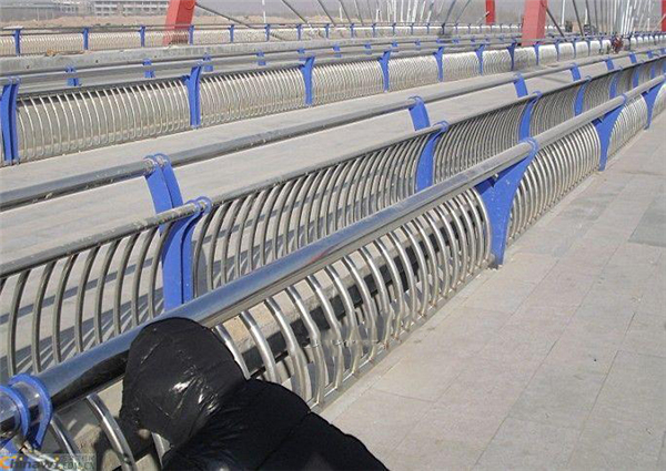 锦州不锈钢复合管护栏一种安全而耐用的防护解决方案